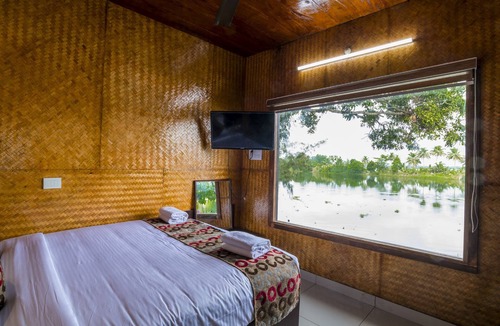 Nedumudy Hotel | Warmth Lake Haven