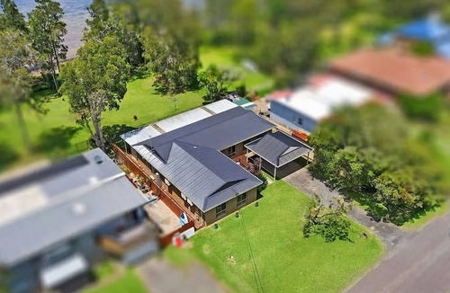 Chittaway Bay House | Waterfront Lakehouse Hot Tub Kayaks Paddle Board