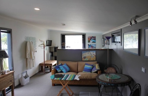 Kettering Bed & Breakfast | Waterfront Self Contained Accommodation Overlooking Marina