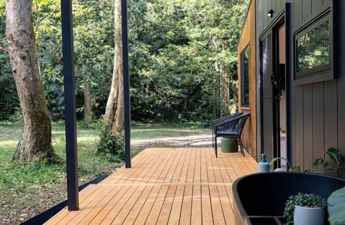 Broughton Village Cabin | Wave and Willow Tiny Home - 5 mins to beaches and local village of Berry