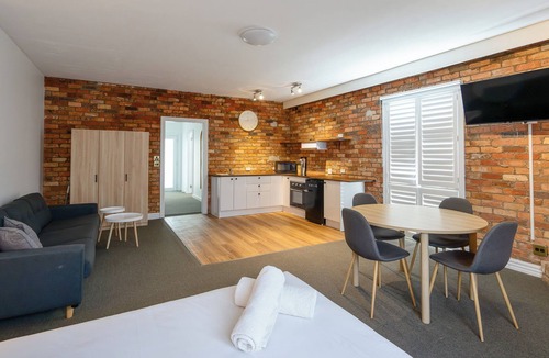 Warrnambool Hotel | Waves Motel and Apartments