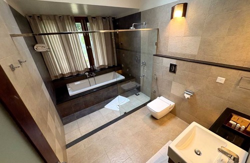 Manjoora Hotel | Wayanad Silverwoods Resort