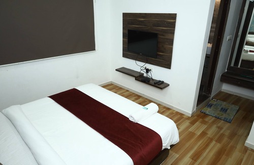 Maninagar Hotel | Welcoming 11-bedroom hotel with AC in vibrant Ahmedabad