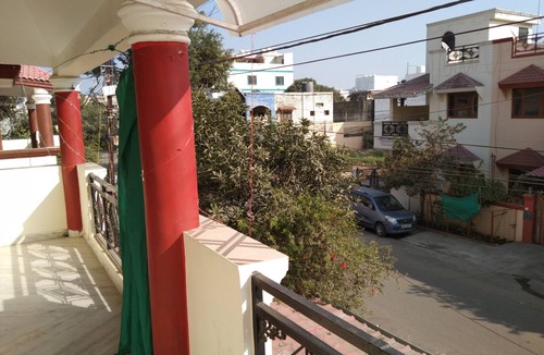 Kolar Road House | Welcoming First floor in a bungalow with AC in charming Bhopal