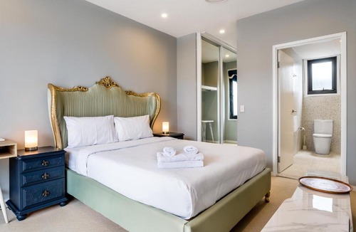 West End Apartment | Westend 3 bedroom Split level Townhouse Next to River