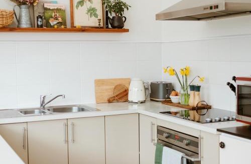 Kingston Beach Apartment | Whimsy Cottage, Beachside retreat, Outdoor bath
