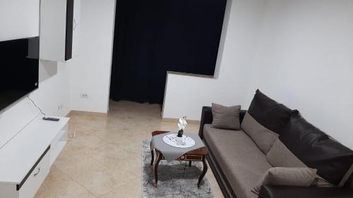 Barlad Apartment | White Apartment