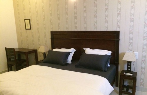 Tonk Road Bed & Breakfast | White tulips home stay
