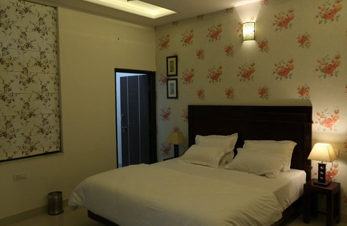 Tonk Road Bed & Breakfast | White tulips home stay