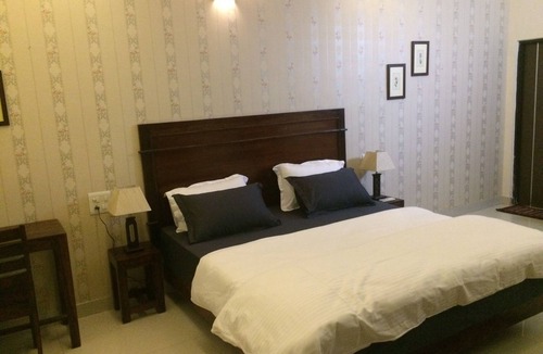 Tonk Road Bed & Breakfast | White tulips home stay