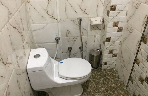 Tonk Road Bed & Breakfast | White tulips home stay