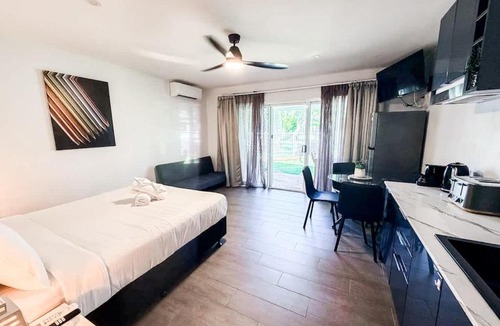 Dolphin Heads Apartment | WhitsunStays - The Black Pearl