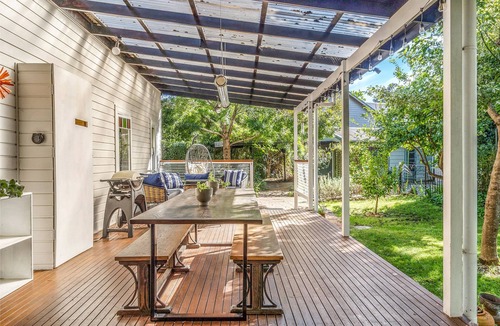 Bundanoon House | Willow Tree Cottage. Bright, Airy & Jazzy.
