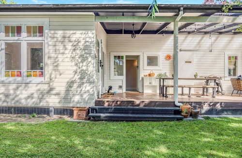 Bundanoon House | Willow Tree Cottage. Bright, Airy & Jazzy.