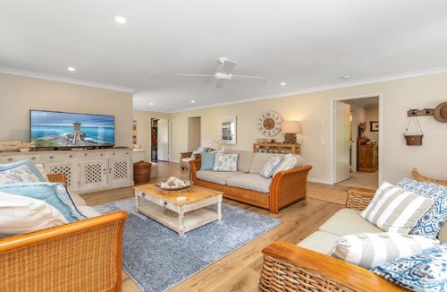 Macmasters Beach House | 'Wirreanda Retreat - Acreage' by HolidayCo