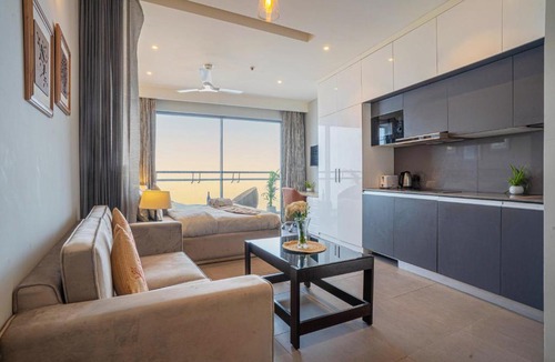 Noida Apartment | Yamuna View Studio Apartments with Pvt Kitchenette, near Indraprastha Apollo and Max Hospital Noida