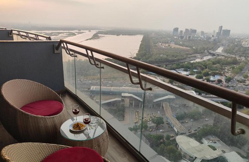 Noida Apartment | Yamuna View Studio Apartments with Pvt Kitchenette, near Indraprastha Apollo and Max Hospital Noida