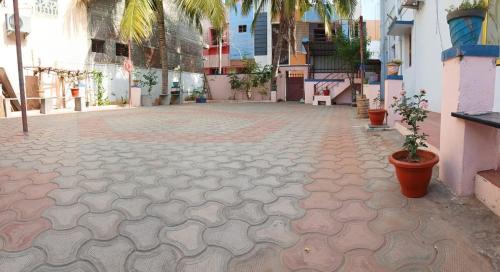 Madurai House | Yavarum Kelir - 3 Bedroom Family Stay Villa