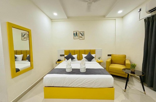 Gachibowli Hotel | Yellow Sapphire Hotel DLF Cyber City