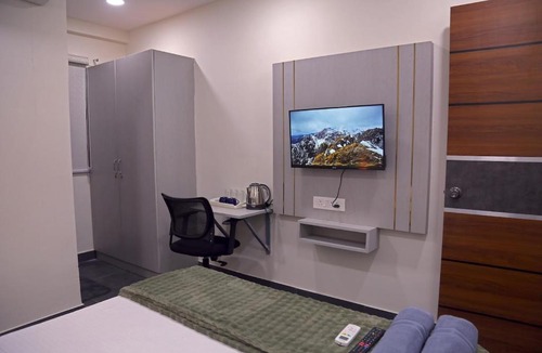 Serilingampally Apartment | Yendluri's Queen Room Kondapur Near Hitech City