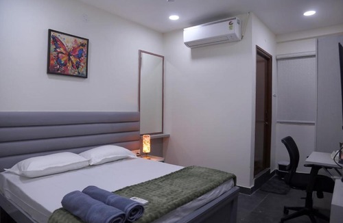 Serilingampally Apartment | Yendluri's- QueenBed Room-4 Kondapur, Gachibowli