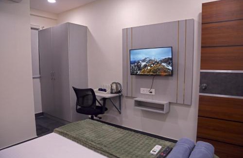 Serilingampally Apartment | Yendluri's- QueenBed Room-21 Kondapur, Gachibowli