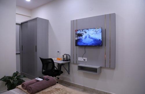 Serilingampally Apartment | Yendluri's- QueenBed Room-25 Kondapur, Gachibowli