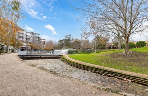 East Perth Apartment | Your East Perth Haven awaits! Walk to Optus Stadium, Crown Perth and the CBD. Enjoy iconic Swan River walks, vibrant Claisebrook Cove for coffee and dining and super easy city access with the free CAT bus (20mins).