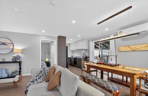 Ambarvale House | Zen Oriental Retreat-4BR New Home for 8-near Campbelltown Hospital