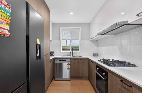 Ambarvale House | Zen Oriental Retreat-4BR New Home for 8-near Campbelltown Hospital
