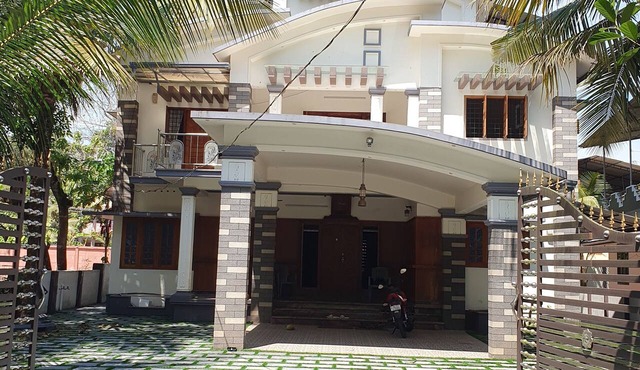 1.5km- town, Believers Hosp. 5 minutes to R. station. 2BHK, ensuite,A/C, balcony