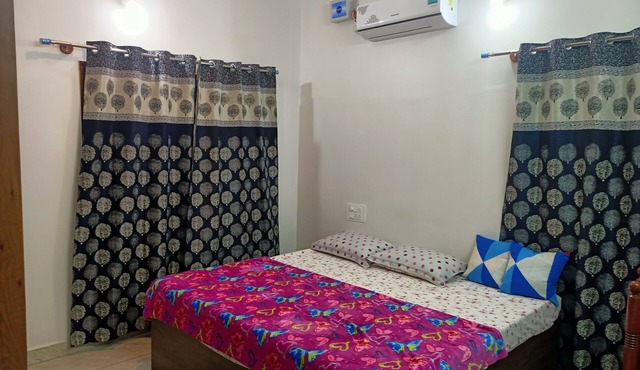 1 BK Pleasant place 4 Families, Friends, Couples, with free parking.