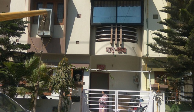 1 Private Room for single near Bangali Square - Home Food Available