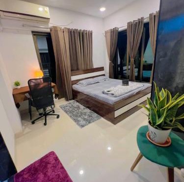 1 private room with free food at gorgaon