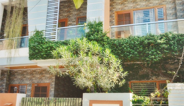 15 minutes to the Harkipauri! Manstays 3 bedroom condo with Balcony & parking!