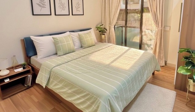 1BHK Balcony Retreat - Gulmohar Road, Juhu Beach, Mumbai
