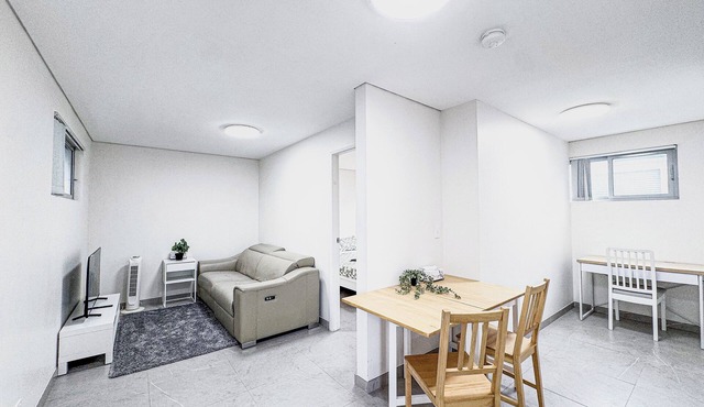 1BR Granny Flat/Free Parking/Near Airport & Train