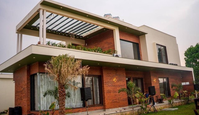 2.5 acres,5 luxury rooms,master suite with bathtub,pool,kids area ,Lawn.