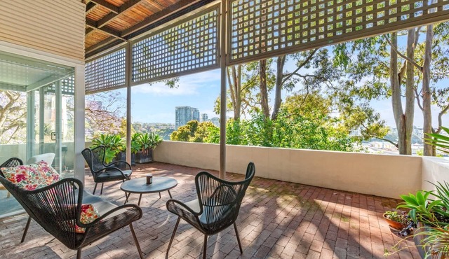 2-Bed Harbourside Home with Views in Fab Location