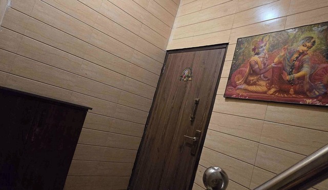 2-bedroom apartment in welcoming Vrindavan with AC, WiFi