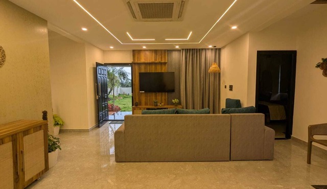 2-bedroom farmhouse in charming Hosur with AC