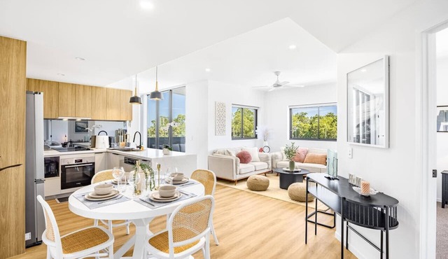 2 Beds Apt Walk to Shops & Trails/12 Mins to CBD in Mount Gravatt