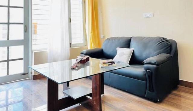 2 BHK w Dining/couch & Pvt Parking