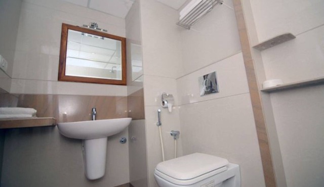 203 DOUBLE ROOM WITH QUEEN SIZE COT