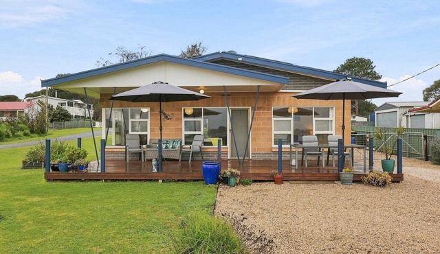 25 Captain Sturt Rd, Hindmarsh Island in Hindmarsh Island
