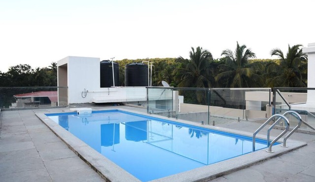 2BHK AC Apartment with Swimming pool close to beach and Airport!
