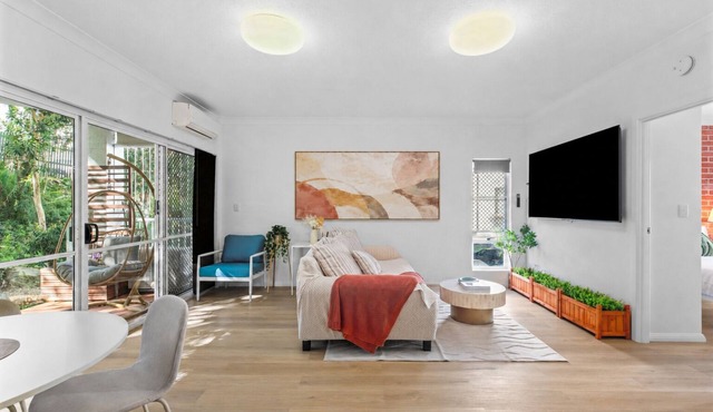 2BR 2BA Indooroopilly | Walk to Shops & Bus in Indooroopilly