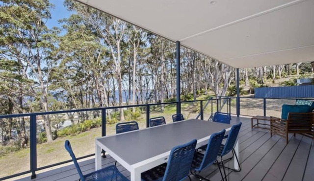 3-Bed Coastal Getaway with Direct Beach Access in Long Beach