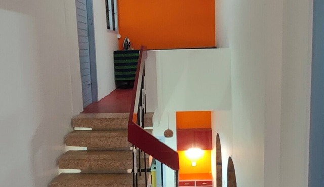 3-bedroom bungalow with AC, WiFi, 5 km range of airports, in the of the city