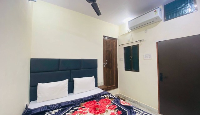3-bedroom hotel in delightful Varanasi with WiFi, AC